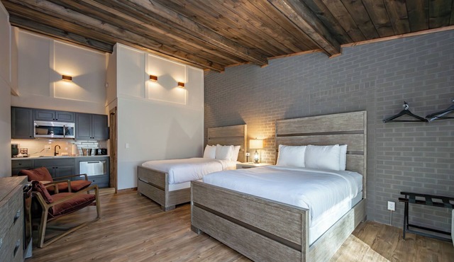 Cove Creek Lodge: 218 Lakeside Double Queen Room
