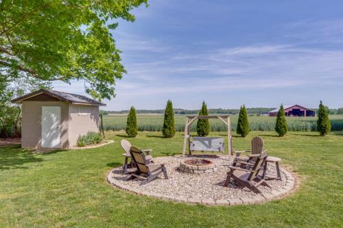 Covered Patio, Fire Pit & Grills: Olmstead Getaway