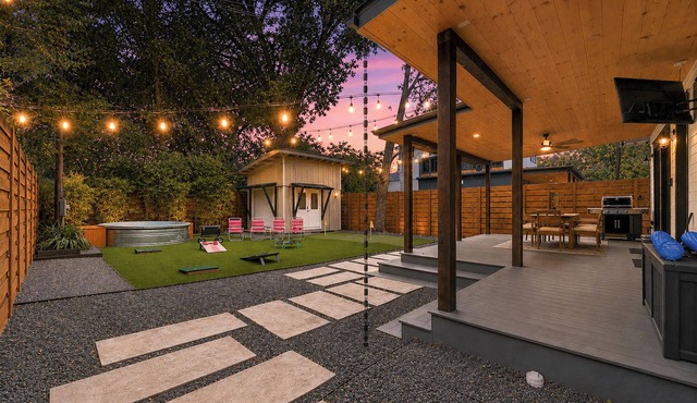 Cowboy Pool, Putting Green - East Austin Oasis