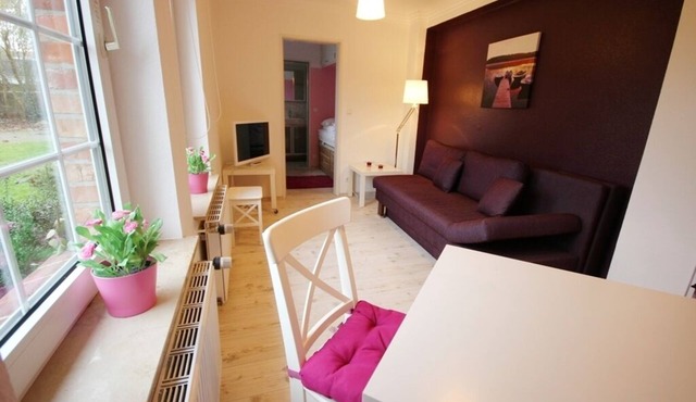 Cox, bright ground floor single apartment, 35sqm, bedroom, living room, shower room, kitchen, internet, garden