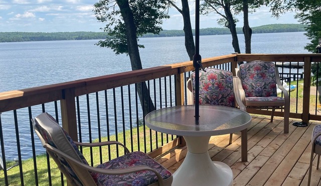 Cozy-Lovely cottage - steps to Halls Lake - newly renovated