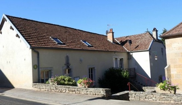 Cozy Gîte in Village Center, 2 Bedrooms, Convertible Sofa, Easy Access, Shared Yard