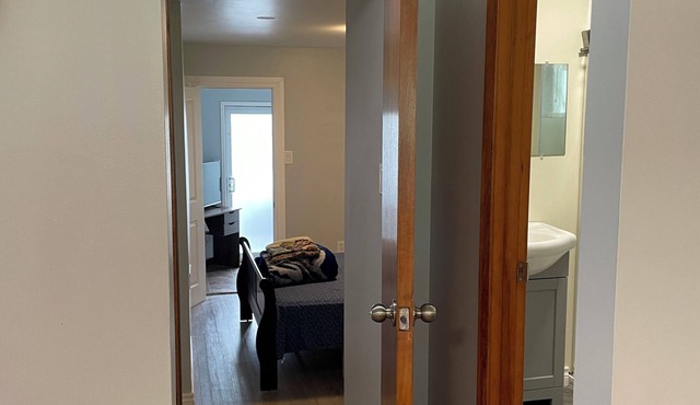 Cozy 1 bed & bath located near the Otonabee River.