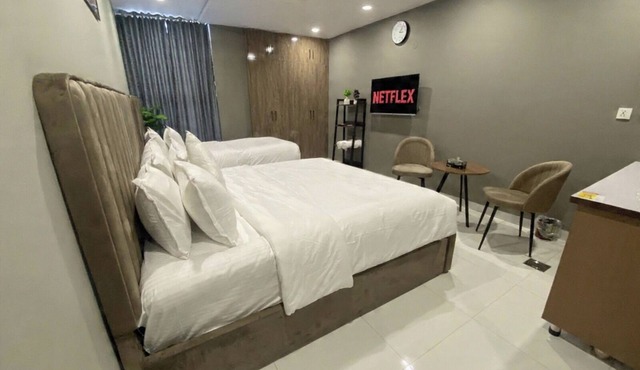 Cozy 1-bedroom apartment near Islamabad Airport with Free WiFi & AC