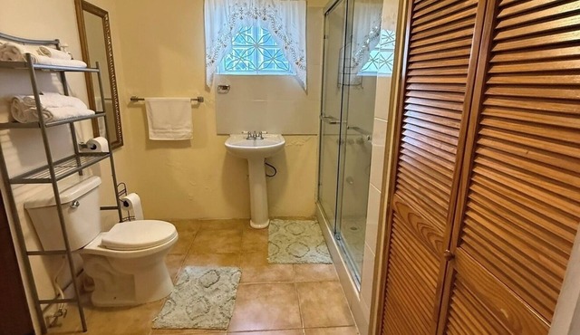 Cozy 1-bedroom apartment in peaceful Bull Bay with AC