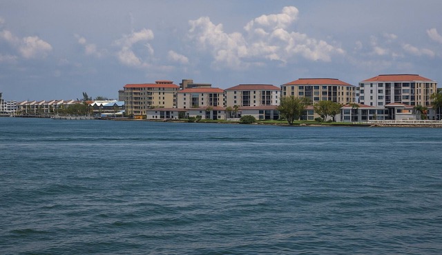 Cozy 1-bedroom condo with spectacular view, WiFi, AC in welcoming St. Pete