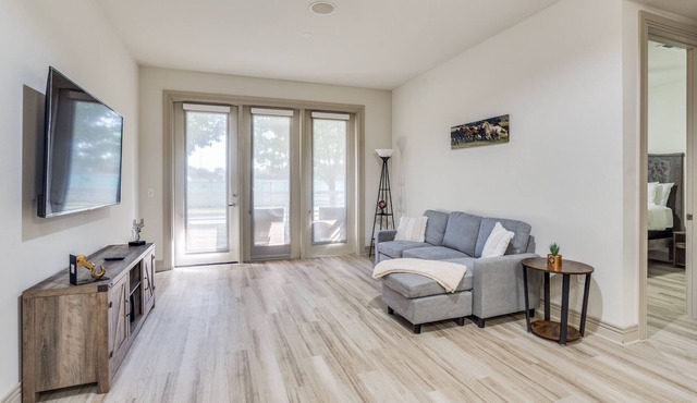 Cozy 1-bedroom Condo with Resort-Style Living
