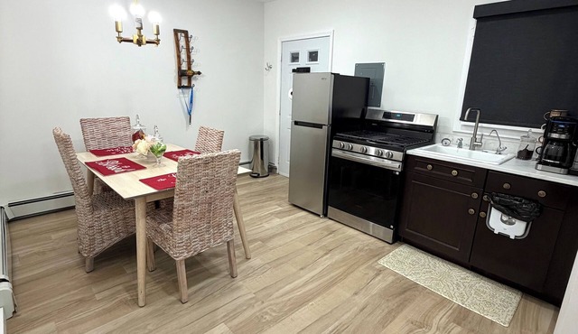 Cozy 1-bedroom cottage in delightful Mastic Beach with AC