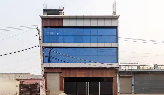 Cozy 1-Bedroom Hotel Room in Faridabad with AC & Free Wi-Fi