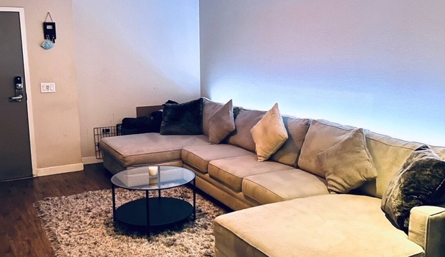 Cozy 1-bedroom in Miracle Mile w/tons of amenities!