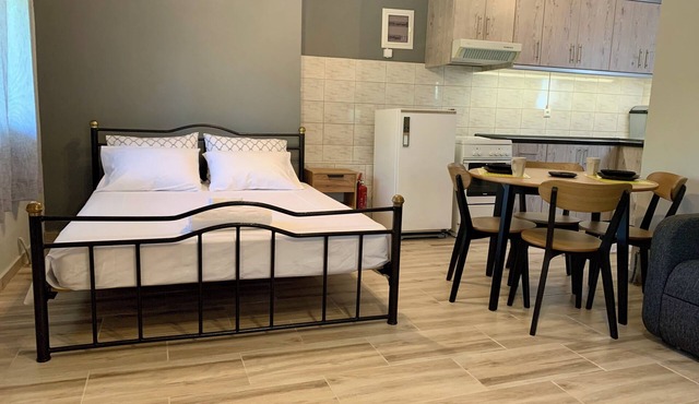 Cozy 1-bedroom Studio in charming Πλαταμώνας with WiFi, AC