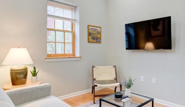 Cozy 1BD With Balcony