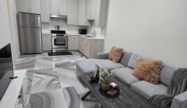 Cozy 1bed 1 bath ground level apartment in near Bear creek and Guildford Surrey!