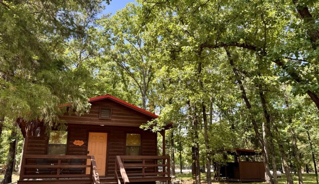 Cozy 1BR Cabin w/Private Hot Tub Near Broken Bow