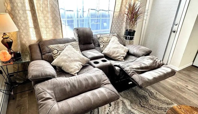 Cozy 1BR End Cottage W/D Parking Walk to Train