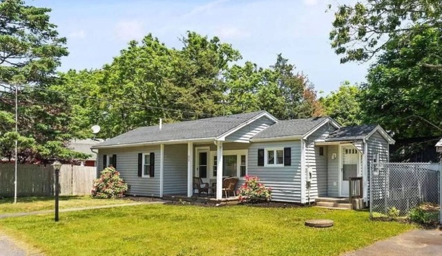 Cozy 2 bdrm sleeps 5. Walk to Electric Av Beach, Main St, Canal, Mass Maritime.