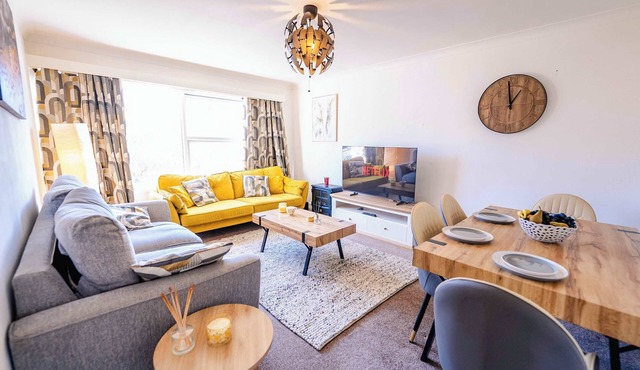 Cozy 2-Bed, 1-Bath with Free Parking, Close to Roath Park