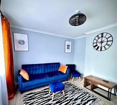 Cozy 2-Bed Detached Bungalow with Parking Woking
