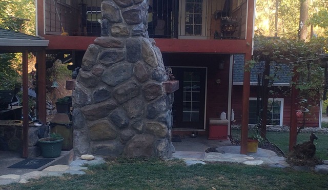 Cozy 2-bedroom,2bath house in enjoyable Redding with WiFi, AC. 2 creeks