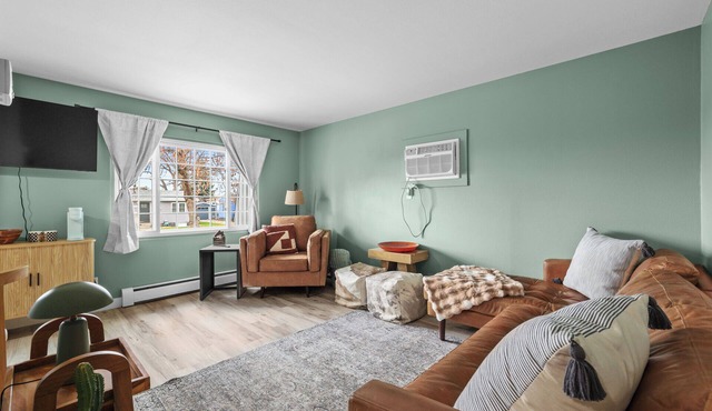 Cozy 2 Bedroom Apartment within walking distance from the Hospital.