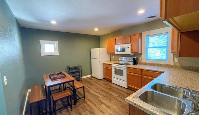 Cozy 2-bedroom apartment with AC, WiFi, and self check-in in welcoming Marshall