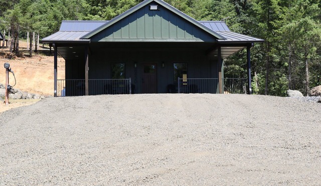Cozy 2-bedroom cabin minutes from Spirit Mountain casino