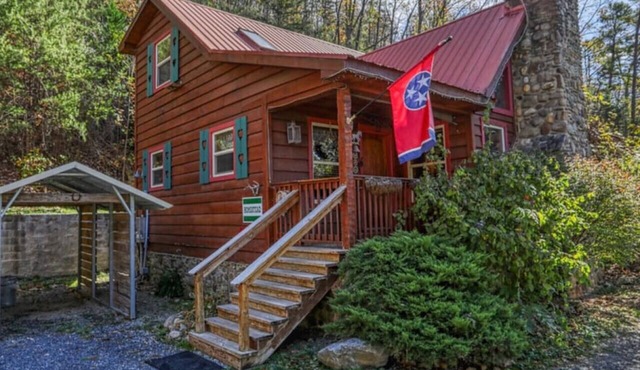 Cozy 2-bedroom cabin with hottub in welcoming Newport with AC, WiFi