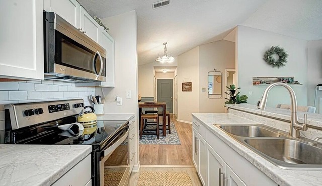 Cozy 2-bedroom condo with AC, WiFi in charming Eagle Creek area Indianapolis.