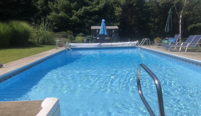 Cozy 2 bedroom cottage in Woodstock heated pool, mountain views,bbq,swim, hike