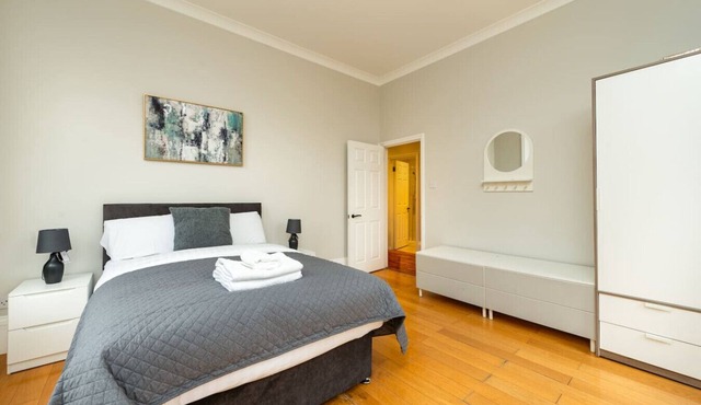 Cozy 2-Bedroom Flat (QCA)