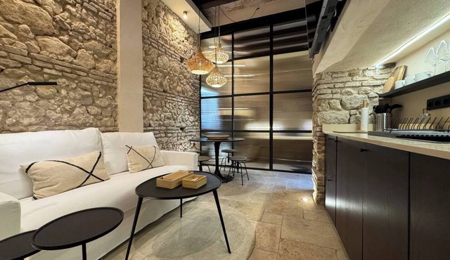 Cozy 2-bedroom apartment in perfect Hong Kong Island with WiFi, AC