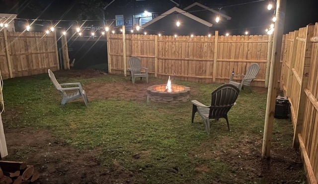 Cozy 2 bedroom home, Fast WIFI, Free Parking, BBQ