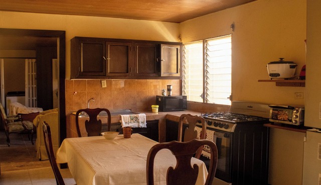 Cozy 2-bedroom house in nice Managua with refreshing AC
