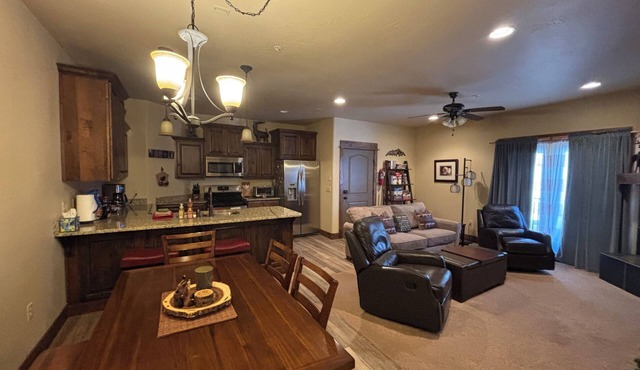 Cozy 2 br 2 ba, attached 2 car garage, sleeps 5
