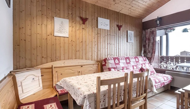 Cozy 2-room with fireplace, near slopes, garage included