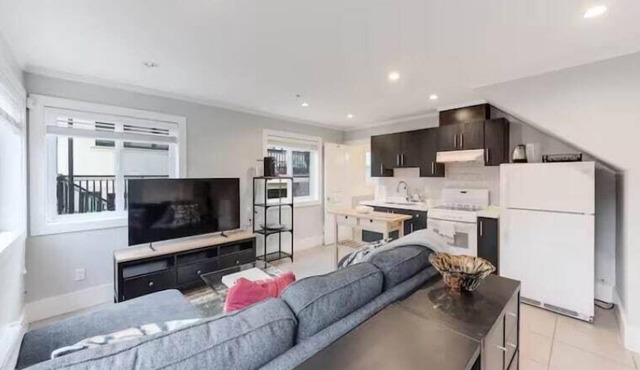 Cozy 2BR in Marpole | Near YVR, Oakridge & Transit