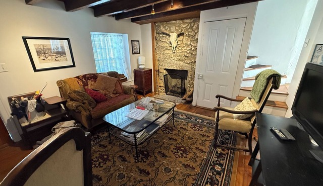 Cozy 2BR trinity home in Manayunk near Main street & TRAIN with central AC
