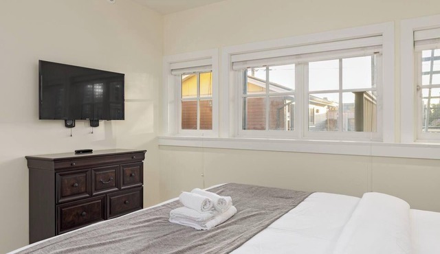 Cozy 3 BDRM Spacious Suite near Lonsdale Quay