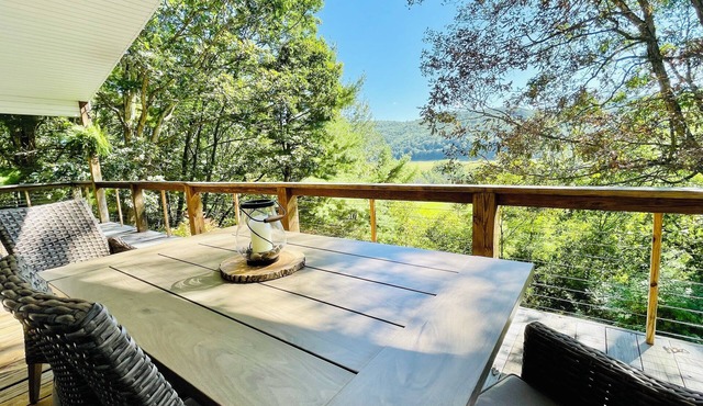 Cozy, 3 Bed, 2.5 Bath, WV mountain escape w/hot tub, fireplace, mountain view