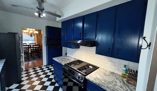Cozy 3 bed 2 bath full home retreat - located .5 miles from the HOFV