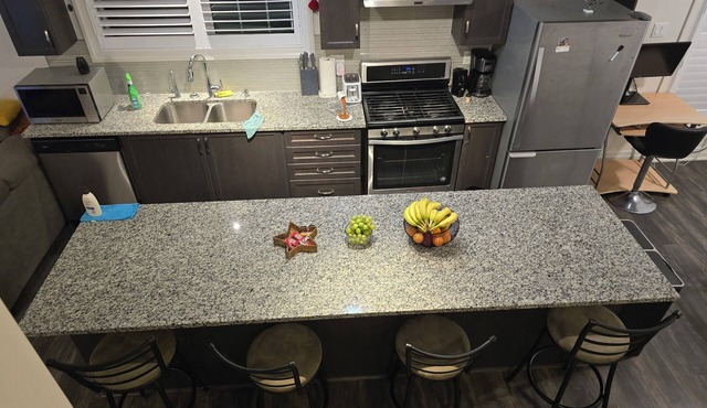 Cozy 3-Bed home with free Parking & Wifi. Near Convenience, Trails, Attractions