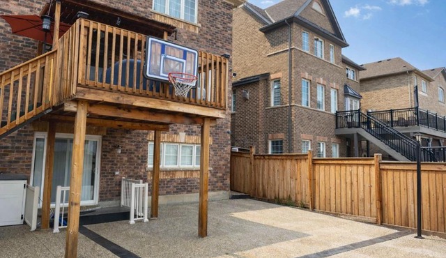 Cozy 3 Bedroom Basement Suite in Caledon with Private Access, Full Kitchen, WiFi, Laundry & Backyard Basketball Court - 5 Mins to Brampton - Great for Families & Long Stays!