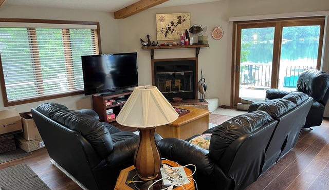 Cozy 3-bedroom cabin in adorable Waupaca, on the Chain of Lakes.