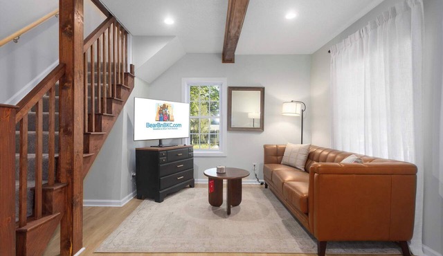 Cozy 3 Bedroom Home in Kansas City Sleeps 6