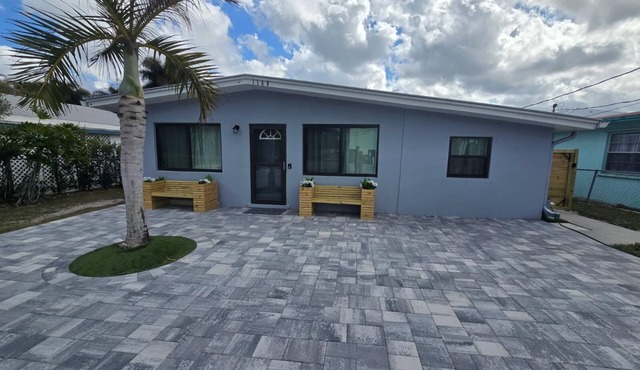 Cozy 3 bedroom home, walking distance to The Patio and restaurants in Palm City.