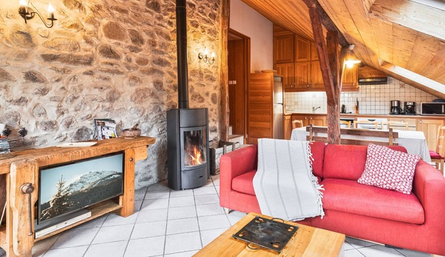 Cozy 3-Room Apt for 7 with Pool, Balcony, & Parking - Close to Pistes in Serre Chevalier