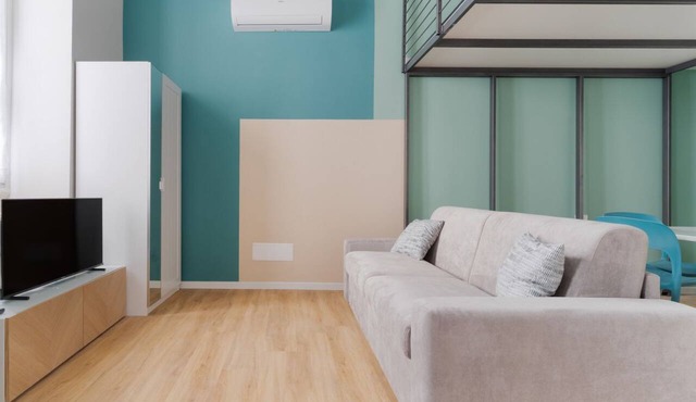 Cozy 38m2 apartment, perfect for 4 people, located on the ground floor of a typical building.The accommodation is located in a strategic position, a stone's throw from the Central Station and the M1 Lima metro, allowing you to easily move around the ci