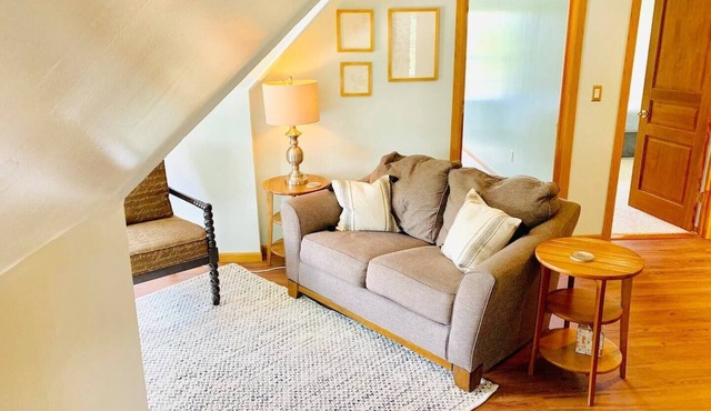 Cozy 3rd Floor Apartment Near Downtown [5-6]