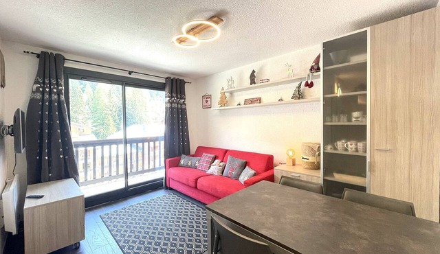 Cozy 4-6 Person Apartment in Ski Resort Center with Balcony and Modern Amenities