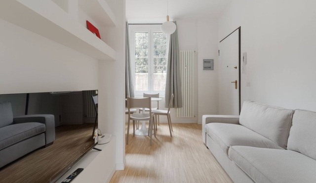 Cozy 48m2 apartment, perfect for 3 people, located in the basement of a building (stairs to access it).The property is located in the Turro district, about 700 meters from the M1 metro stop of the same name, in a quiet residential area well served by all